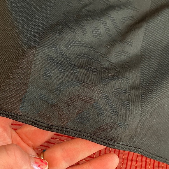 Mizuno women’s medium Blue running top with black slightly diaphanous back - Picture 9 of 12